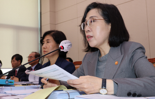 김현숙 여성가족부 장관이 2일 국회 여성가족위원회 국정감사에서 답변하고 있다.<연합뉴스>